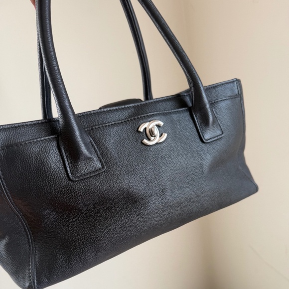 CHANEL Handbags - CHANEL EXECUTIVE TOTE